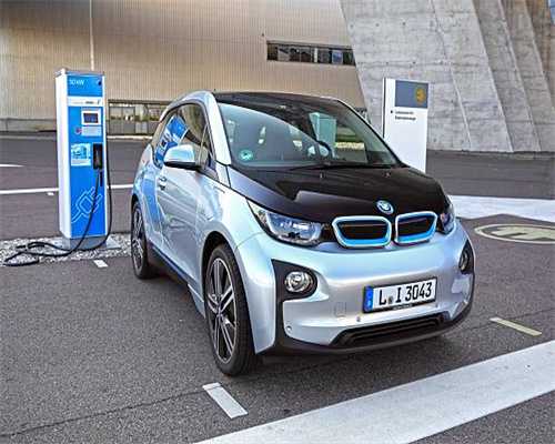 丽阳名郡业主擅自在楼顶上加盖房屋 执法人员下达拆除通知