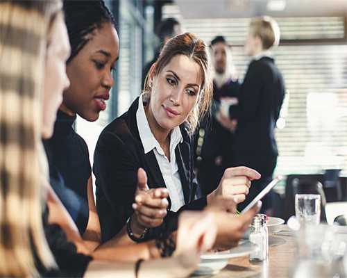 台东又出现大量蚯蚓，遍布小学操场跑道，网友看后：头皮发麻