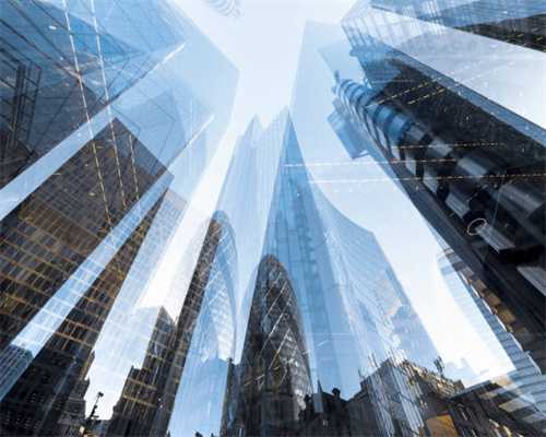 孩子骑滑板车横穿马路，民警一把拉回！