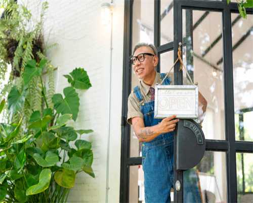 上海浦东新区惠南镇积水抢排中：多辆汽车抛锚，积水已下降