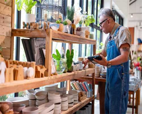 挤成景点！海底捞的“焰请”给烤肉升级“打了个版”