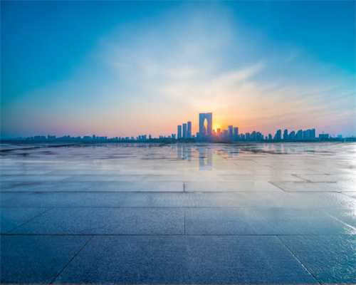 给“五星级”酒店供货，她拿出厚厚两叠账单，欠款高达……