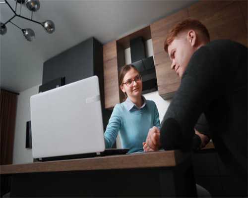 群力某大商场内，许多商铺关停，电商时代，购买商铺一定要谨慎