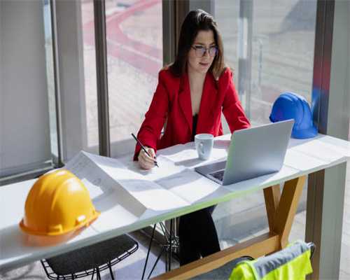 小三班第一次升国旗仪式，悠悠同学（第一个）是护旗手