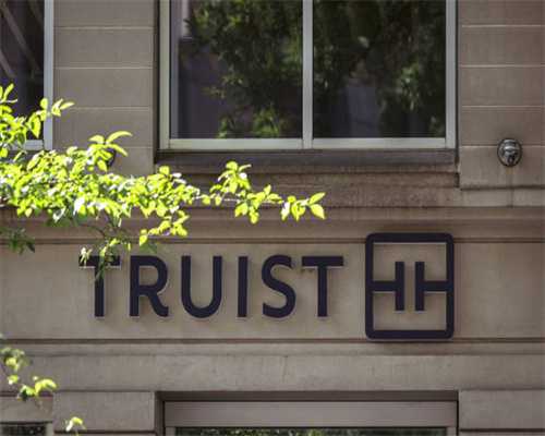 泰安岱庙东仰圣街，井盖旁出现窟窿，街道办：尽快维修