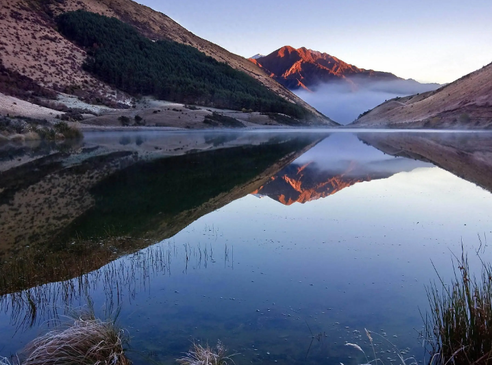 L形现代别墅以独特几何构型展现艺术美感